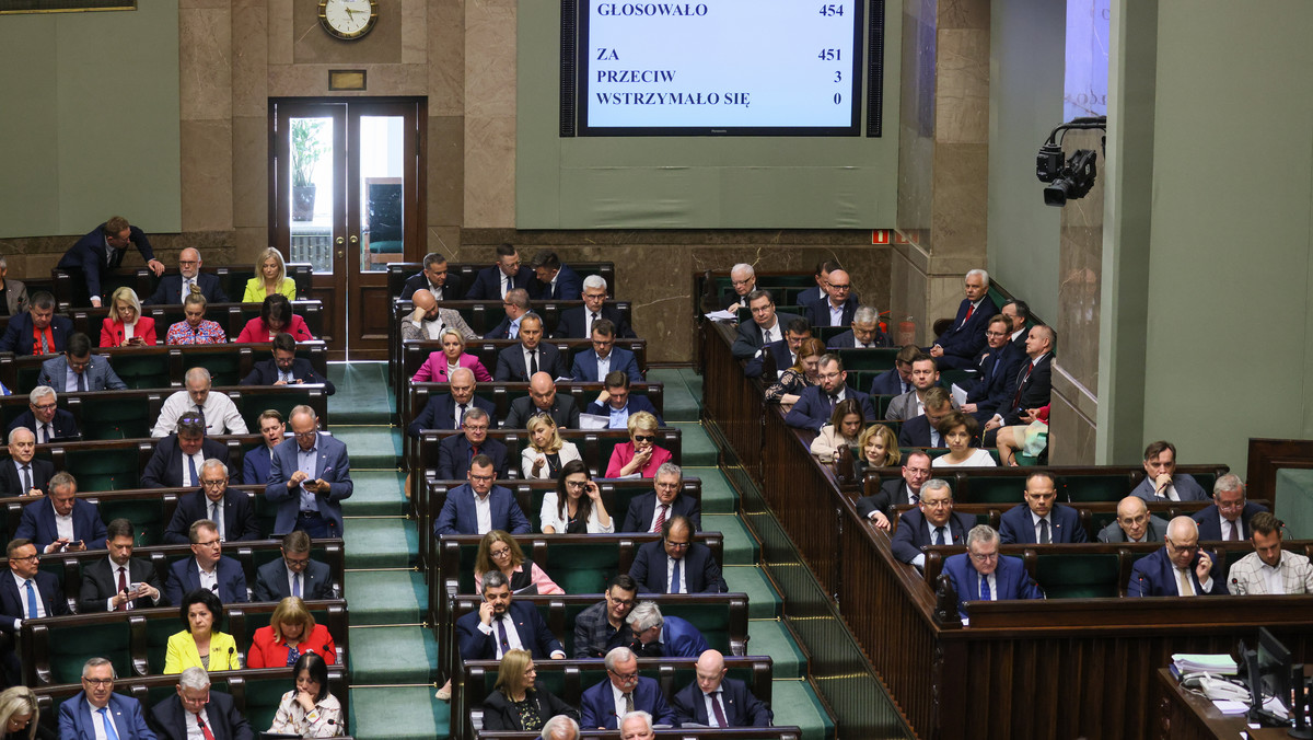 Sejm przyjął projekt ustawy wprowadzający wypłatę tzw. 14. emerytury na stałe. Dodatkowe pieniądze dostanie w tym roku ok. 86 proc. świadczeniobiorców, w tym ponad 70 proc. w pełnej wysokości. Nowe przepisy trafią teraz do Senatu.