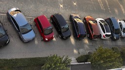 w 2026 r. musisz spojrzeć w dowód, zanim zaparkujesz na chodniku. rubryka f.2 to pułapka na kierowców parkowanie samochody osobowe zasady 2026 mandaty odleglosci piesi miejsca postojowe