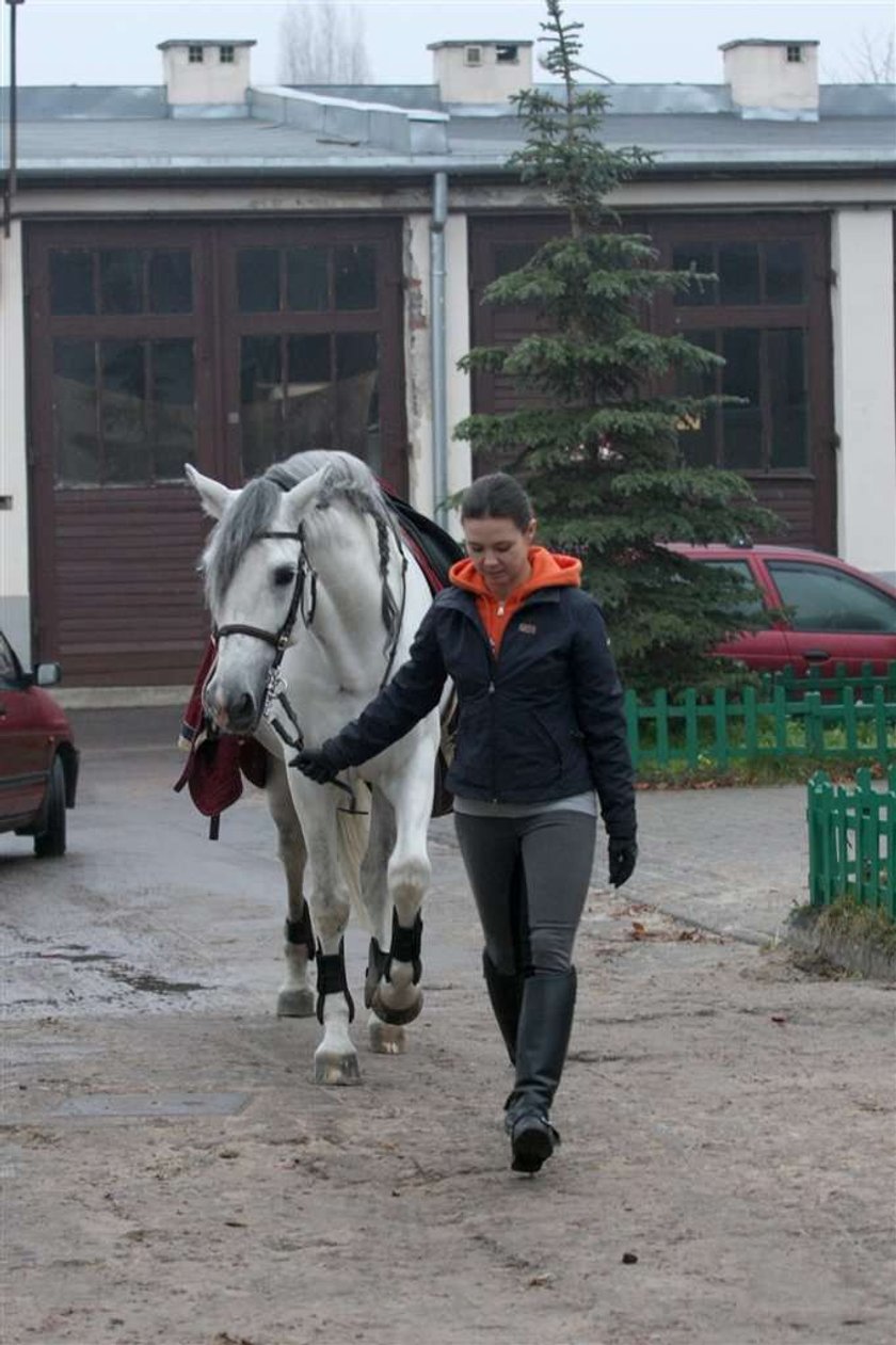 Kinga Rusin bez makijażu na koniu