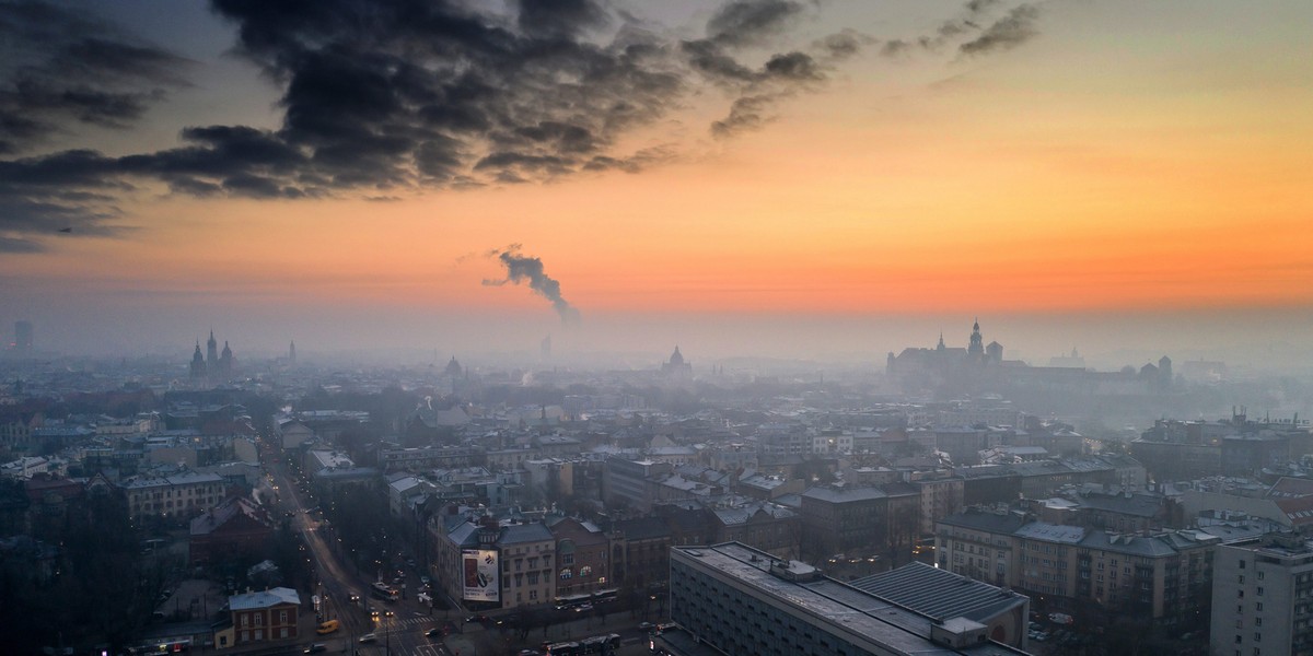 W Krakowie w poniedziałek rano stwierdzono trzykrotne przekroczenie normy. Źle jest także w innych miastach, a prognoza pogody nie wróży dobrze. Idą mrozy i będzie bezwietrznie.