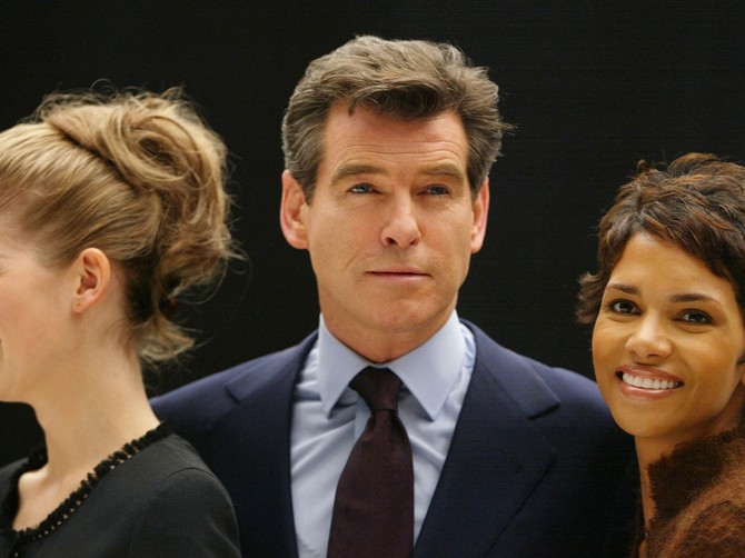 Pirs Brosnan je oduševio publiku kao Džejms Bond u filmu "Die Another Day" 2002. godine, na slici su i Rozamund Pajk i Hale Beri 