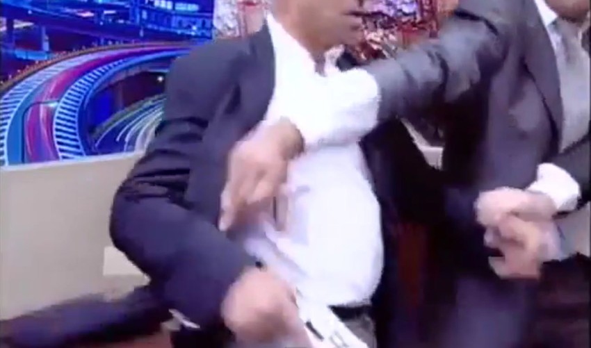 Oružje u ruci poslanika Šavapke