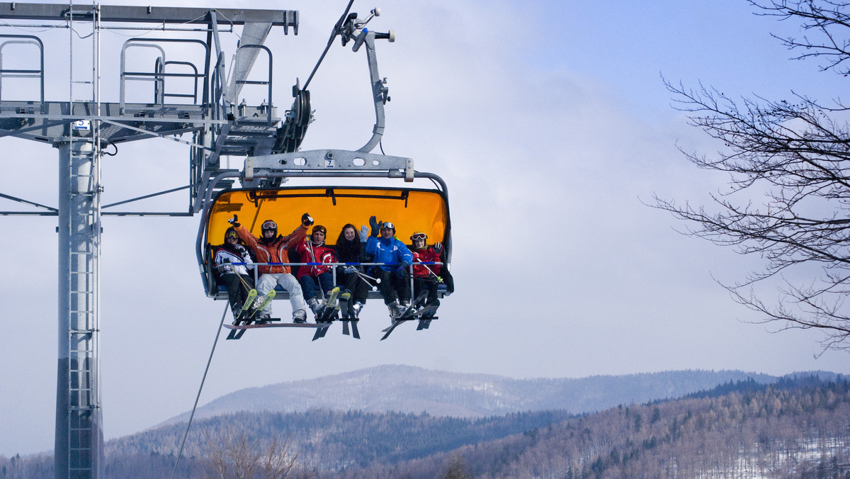 Czarny Groń znów nie pozostaje obojętny umiejętnościom narciarzy na swoim stoku. Cóż, jazda na nartach czy snowboardzie nie każdemu przychodzi tak samo łatwo. Jak się okazuje, już samo skorzystanie z orczyka wydaje się dla niektórych wyzwaniem. Jednak, kto by pomyślał, że nawet najbardziej doświadczeni narciarze mogą mieć problem ze wsiadaniem na wyciąg krzesełkowy!