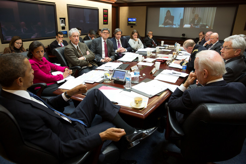 Były prezydent USA Barack Obama (na pierwszym planie) podczas zebrania Rady Bezpieczeństwa Narodowego USA w marcu 2014 r. Po jego prawej stronie ówczesny wiceprezydent Joe Biden.