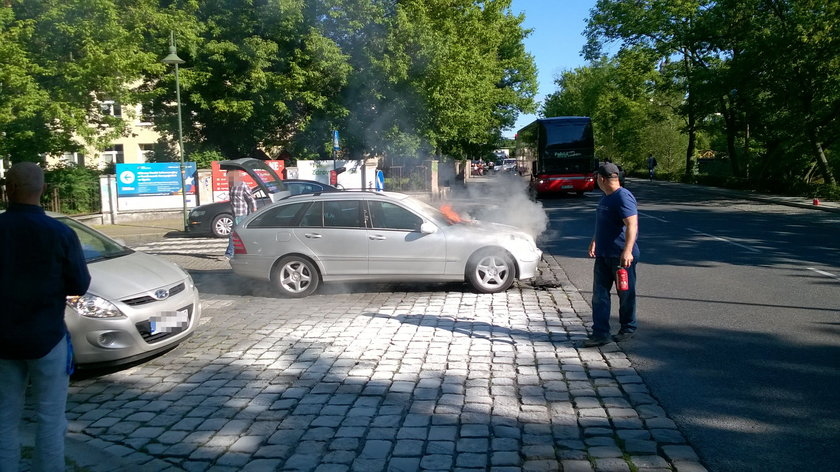 Mercedes doszczętnie spłonął w Opolu