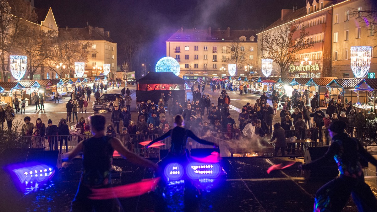 Koncerty, gry i konkursy dla dzieci, pokazy kulinarne, wspólne gotowanie i niepowtarzalna atmosfera jarmarku - wszystko to od dziś czeka na gości ósmej odsłony tyskiego Jarmarku Bożonarodzeniowego. Jarmark potrwa cztery dni i zakończy się w niedzielę.