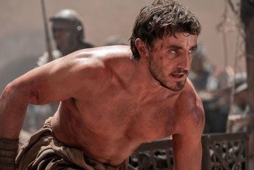 Paul Mescal – Gladiátor II - A 28 éves Mescal Lucius Verus Aureliust játssza, aki Róma száműzött hercegeként hadifogoly lesz, és gladiátorként kénytelen harcolni. A film rendezője Ridley Scott, és a történet évtizedekkel az első rész eseményei után játszódik. A színész alakítása vegyes fogadtatásban részesült; bár fizikai teljesítményét és jelenlétét elismerték, néhány kritikus szerint nem érte el Russell Crowe Maximusának érzelmi mélységét az első részhez képest. Úgy tűnik, az Akadémia is hasonlóképpen vélekedett, ugyanis Mescal nem kapott Oscar-jelölést.