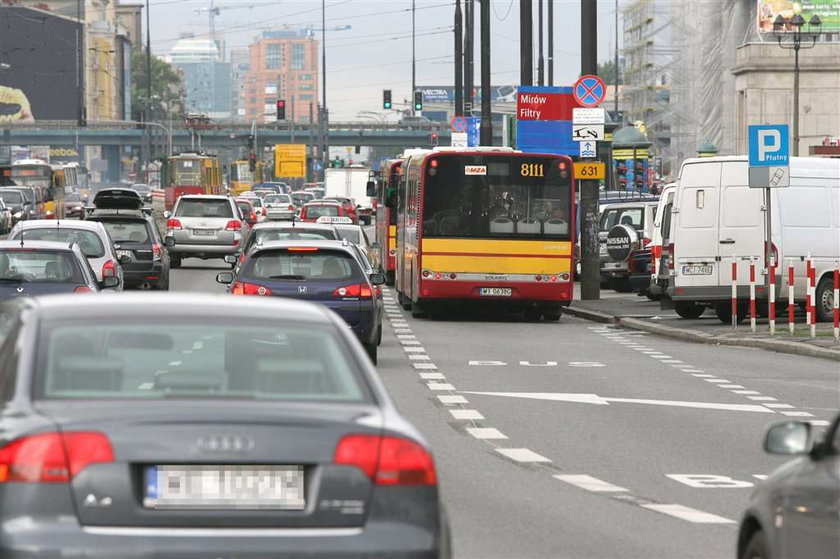 Sprawdziliśmy otwarty w środę nowy buspas otwarty w al. Jerozolimskich: autobusem jest 3 minuty szybciej, samochodem o 12 minut dłużej