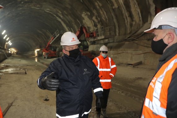 Końcowy etap budowy najdłuższego tunelu drogowego w Polsce pod Luboniem Wielkim na Zakopiance. Wizyta ministra infrastruktury Andrzeja Adamczyka.