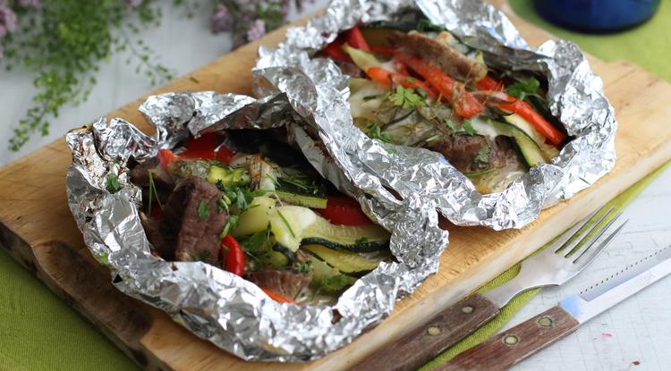 Fóliában sült húscsíkok zöldségekkel recept / Fotó: Ringier