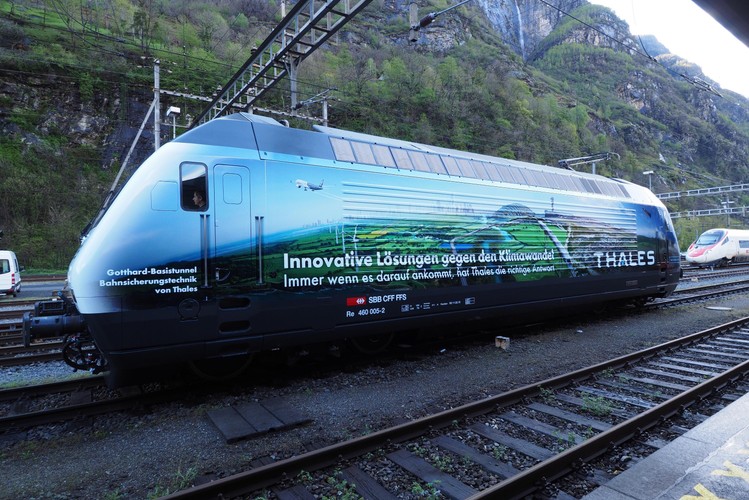 Przy tym obiekcie pracowali przemysłowi giganci. Np. cała automatyka kolejowa została wykonana przez koncern Thales. W tunelu działa system sterowania ruchem ETCS poziom II, który jest standardem na kolei w cywilizowanych krajach (w Polsce ETCS poziomu I działa np. na fragmencie Centralnej Magistrali Kolejowej). 

Powietrze do tuneli tłoczą i wyciągają z niego wentylatory o średnicy ponad 3,5 metra i mocy 15,5 MW. Wewnątrz wentylatora powietrze osiąga do 300 km/h. Za te elementy odpowiadał wywodzący się ze Szwajcarii koncern ABB.