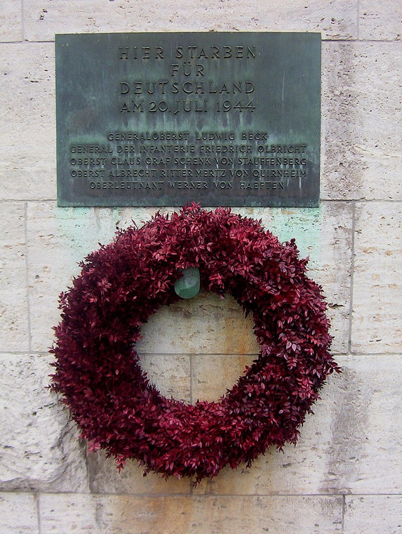Tablica pamiątkowa na fasadzie Bendlerblocku w Berlinie poświęcona uczestnikom zamachu na Hitlera z 20 lipca 1944 r., którzy niedługo później zostali rozstrzelani na dziedzińcu tego budynku