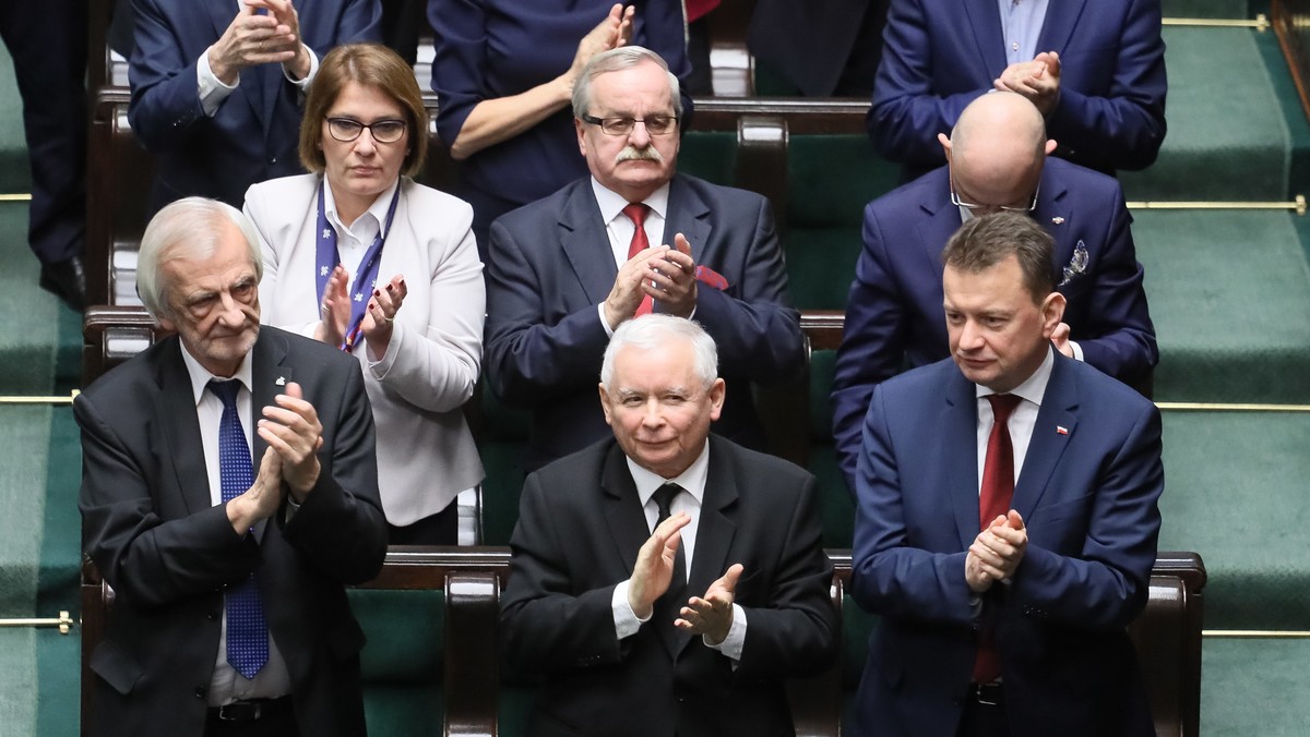 - Prezes PiS Jarosław Kaczyński weźmie udział w dzisiejszym spotkaniu u prezydenta Andrzeja Dudy. Premier Beata Szydło będzie w Sejmie dziś i będzie zabierała głos - poinformowała rzeczniczka PiS Beata Mazurek. Potwierdziła też, że dziś w Pałacu Prezydenckim dojdzie do spotkania z inicjatywy prezydenta Andrzeja Dudy, w którym weźmie udział szef PiS Jarosław Kaczyński i premier Beata Szydło.