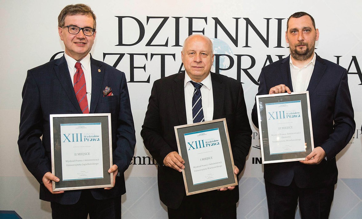 UCZELNIE PUBLICZNE – LAUREACI (od lewej) dr hab. Piotr Dobosz Wydział Prawa i Administracji Uniwersytetu Jagiellońskiego (II miejsce), prof. Tomasz Giaro Wydział Prawa i Administracji Uniwersytetu Warszawskiego (I miejsce), dr hab. Łukasz Machaj Wydział Prawa, Administracji i Ekonomii Uniwersytetu Wrocławskiego (III miejsce)