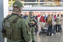 Akt dywersji na lotnisku im. Chopina. Służby przez 5 godzin nie mogły podjąć decyzji o zatrzymaniu podejrzanego