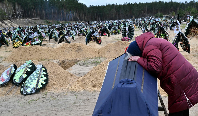 Oto całe pole nowych grobów mieszkańców Irpienia pod Kijowem zabitych przez Rosjan