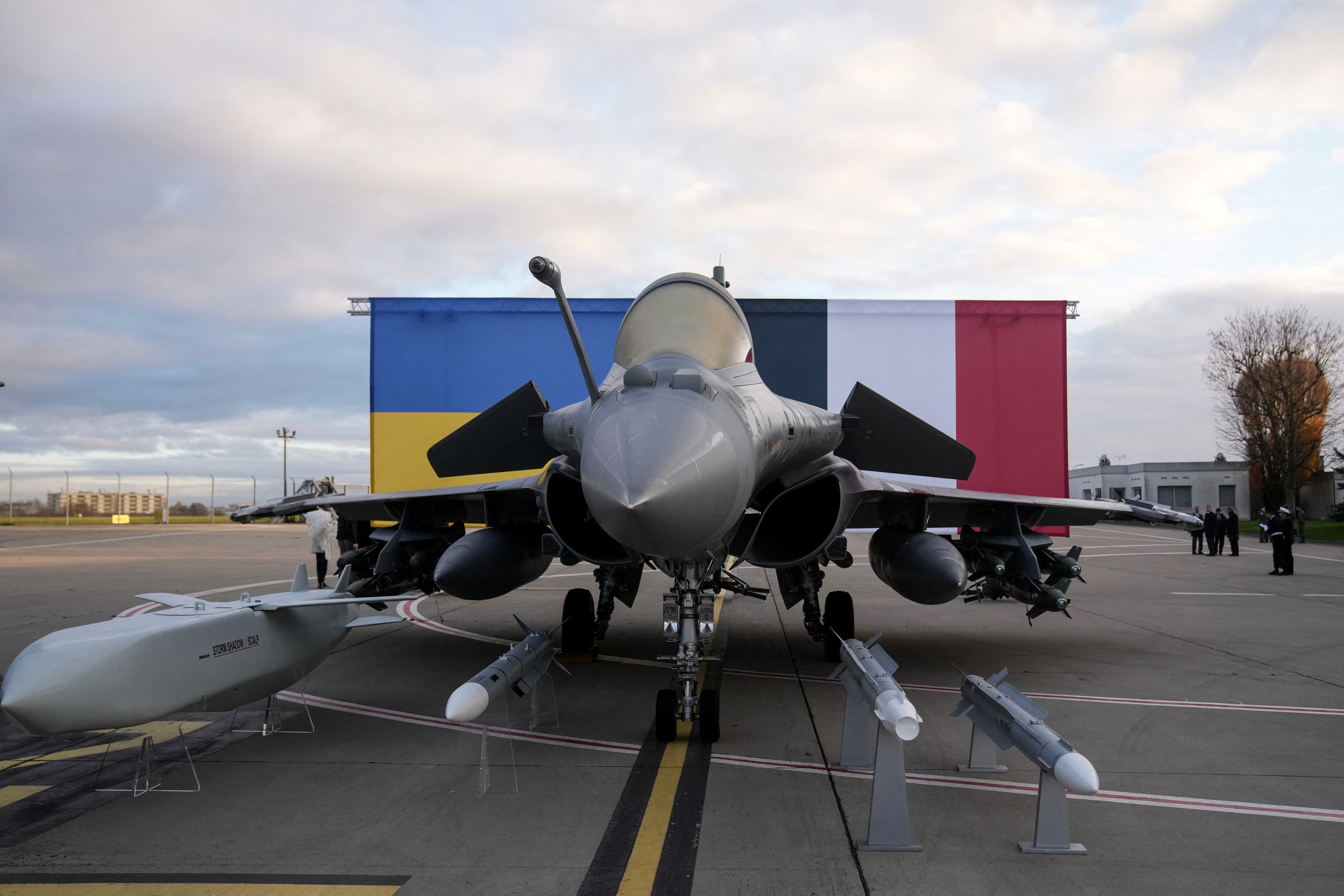 Accordo storico: 100 caccia Rafale all'Ucraina per 13 miliardi
