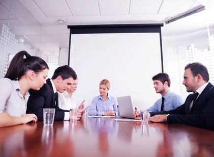 Mit jelent a pszichológia szerint az, ha szótlannak tűnnek a kollégák a megbeszéléseken? című cikk nyitóképe