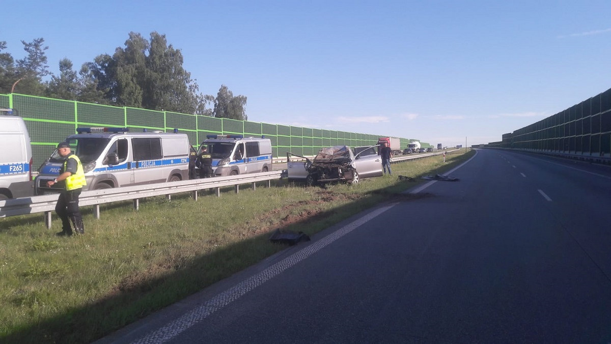 Wczoraj rano dwaj mężczyźni spowodowali wypadek na autostradzie A1, a następnie uciekli z miejsca zdarzenia. W jego wyniku śmierć na miejscu poniósł 50-letni mieszkaniec Łodzi. Jak informuje RMF FM, uczestnicy wypadku zgłosili się na policję.
