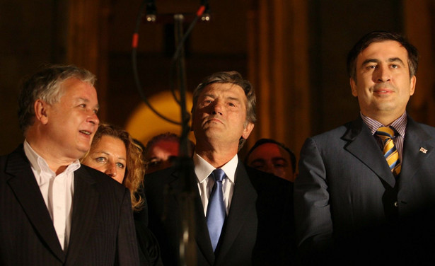 Prezydent Gruzji Micheil Saakaszwili (P) w towarzystwie polskiego prezydenta Lecha Kaczyńskiego (L) i prezydenta Ukrainy Wiktora Juszczenko (C) podczas wiecu w Tbilisi