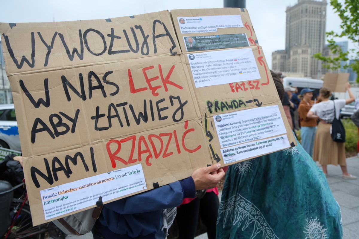 Pod Rotundą w stolicy zorganizowano demonstrację Stowarzyszenie Zjednoczeni Przeciw Rasizmowi. Kilkadziesiąt uczestników skandowało m.in.: „Faszyzm to zbrodnia, migracja to nie zbrodnia” i „Hańba”.