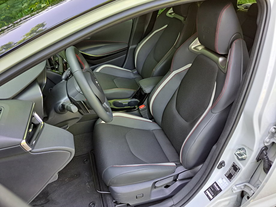 Toyota Corolla Hybrid Touring Sports ma wygodne fotele, które sprawdzają się w trakcie długich podrózy.
