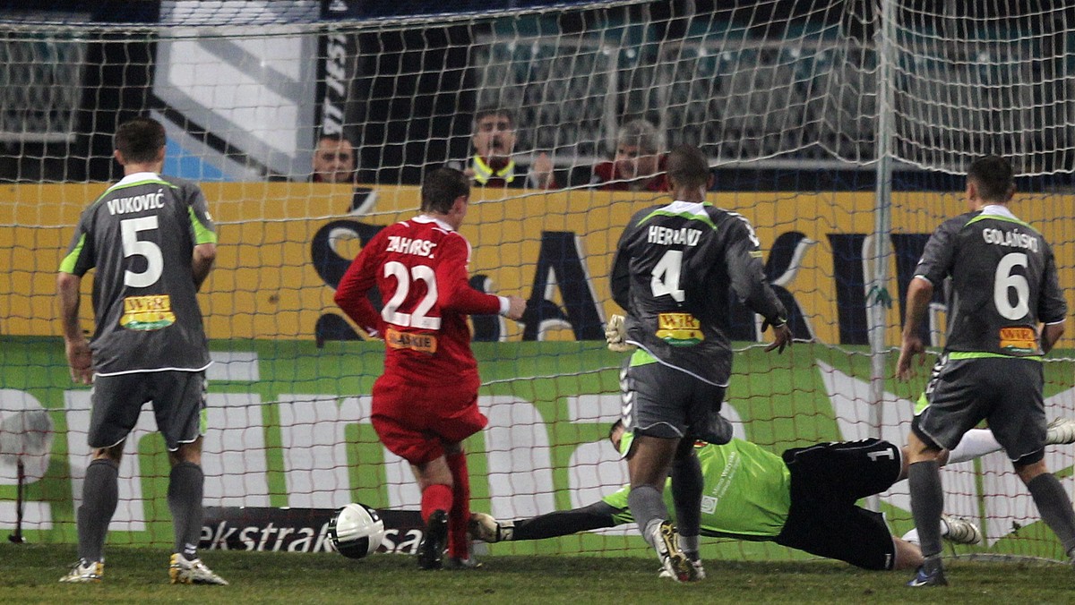 Korona Kielce nie wykorzystała okazji do objęcia fotela lidera Ekstraklasy, przegrywając na inaugurację 14. kolejki wyjazdowe spotkanie z Górnikiem Zabrze 1:2 (0:1). Niezwykle cenne trzy punkty drużynie beniaminka zapewniły bramki Tomasza Zahorskiego i Daniela Sikorskiego.