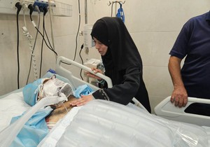 Alaa Al Nadžar i njen povređeni suprug