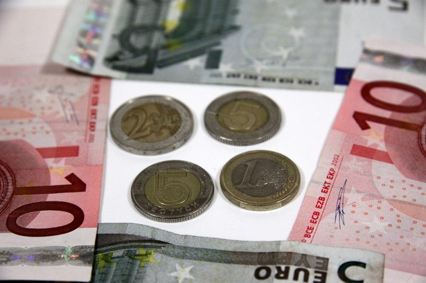 Złoty do końca tygodnia powinien poruszać się w przedziale 3,90-3,96 za euro. Rynki czekają na decyzje dotyczące ewentualnej pomocy dla Irlandii - oceniają analitycy.