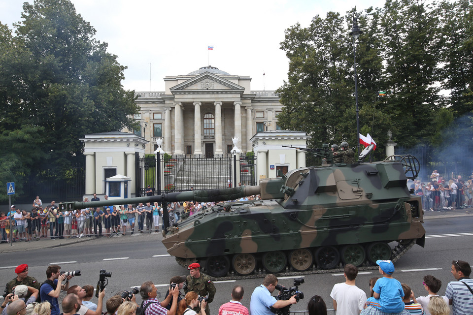 WARSZAWA ŚWIĘTO WOJSKA POLSKIEGO DEFILADA (parada wojskowa przed ambasadą Rosji)