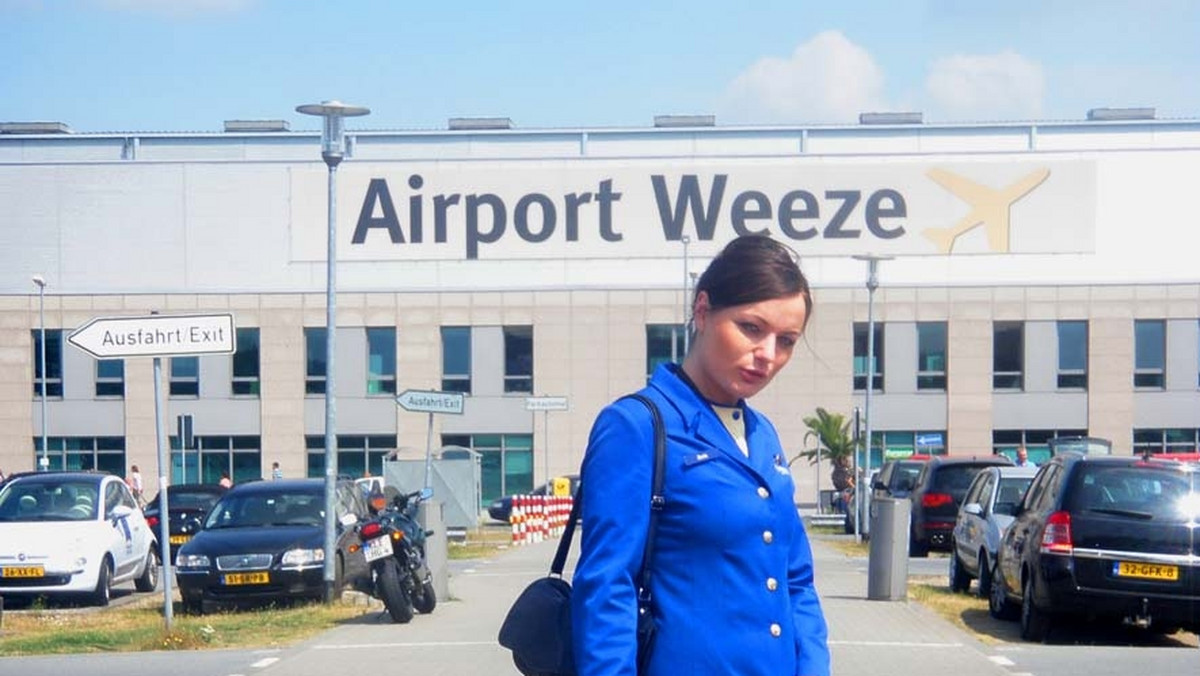 Rozmowa z Darią Szewczyk, która trzy miesiące latała w samolotach linii Ryanair jako stewardessa. Zarabiała nieźle, około 1800 euro miesięcznie.