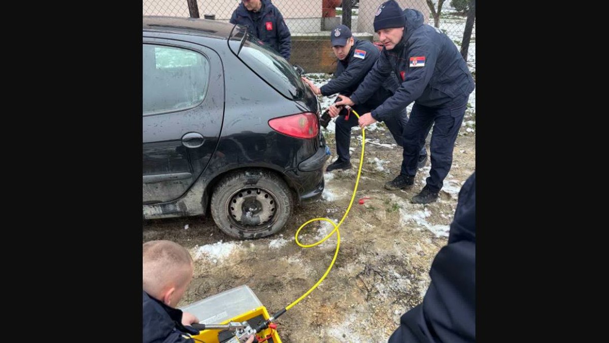 Dete zaglavljeno u automobilu u Kragujevcu