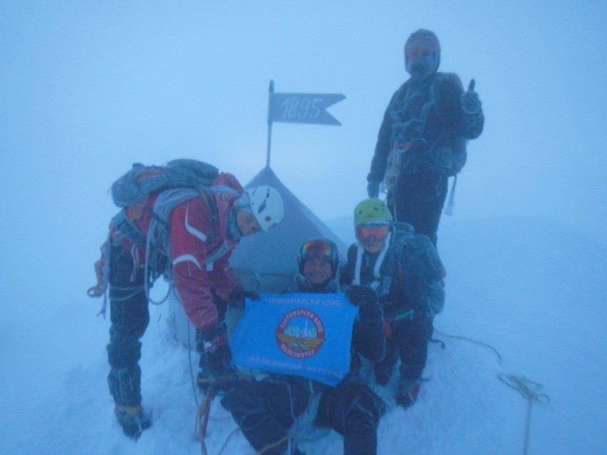 Članovi Planinarskog društva "Železničar" na vrhu Triglava