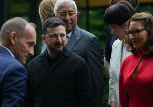 Volodimir Zelenski sa svetskim liderima na samitu G7 u Evijanu 16. juna