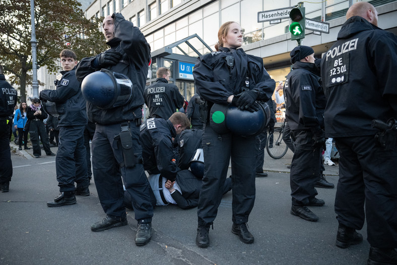 Policjanci aresztują mężczyznę na Hermannplatz w dzielnicy Neukolln, 11 października 2023 r.