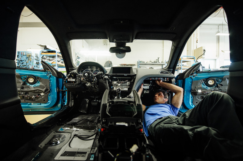 Po przyjeździe z fabryki BMW auta są rozbierane i udoskonalane według procedur Alpiny.