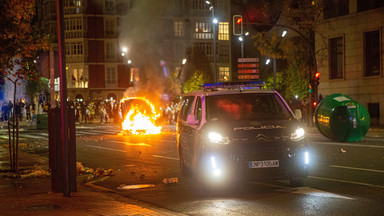 Zamieszki w Hiszpanii. Niszczą fasady budynków, podpalają kontenery na śmieci i rabują sklepy