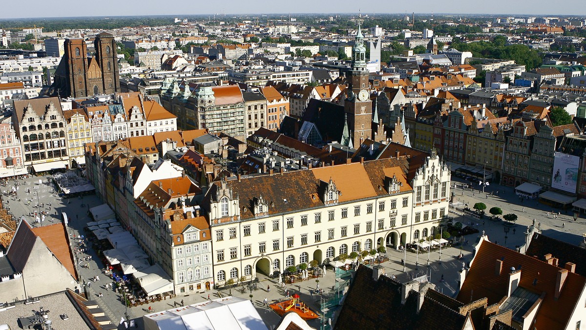 We Wrocławiu tradycja melanżu sięga zamierzchłej przeszłości. W czasie oblężenia Festung Breslau przez Armię Czerwoną w 1945 r. mieszkańcy miasta potrafili bawić się tak spektakularnie, że legendy o tamtych imprezach w cieniu nadciągającej apokalipsy są wciąż żywe. Podobnie historie o tym, jak słynny poeta Rafał Wojaczek wychodził z szybą z Pałacyku. Jak i gdzie wrocławianie bawią się dziś?