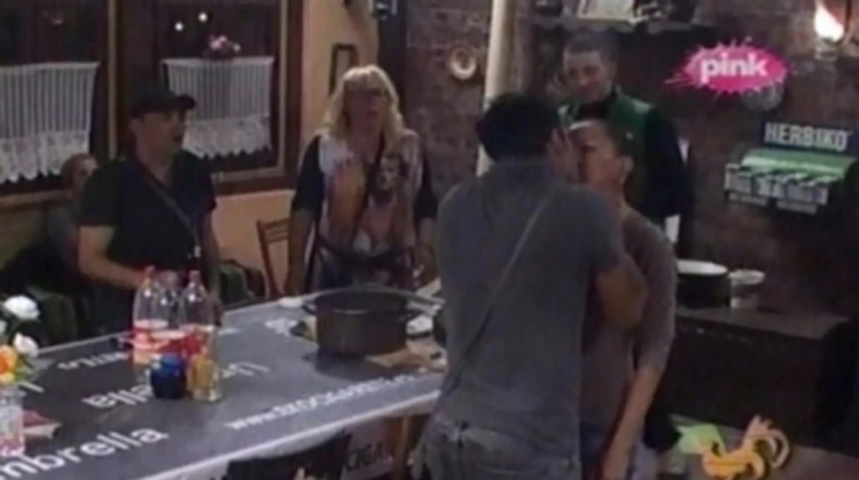 Romana Panić i Marko Vukotić - poljubac na Farmi