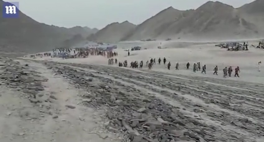 Avganistanske izbeglice prelaze pustinju