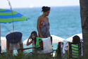 Adriana Lima z rodziną na plaży