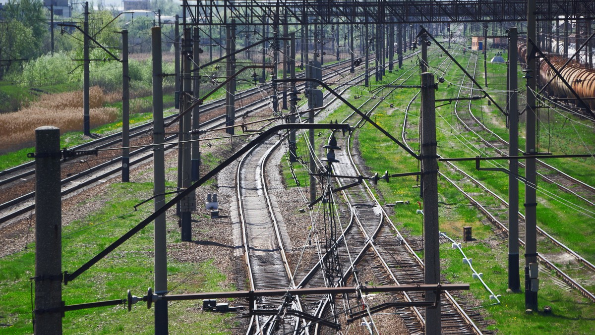 Rząd jest gotów przeznaczyć odpowiednie środki na oddłużenie Przewozów Regionalnych, pod warunkiem przedstawienia planu naprawczego spółki, gwarantującego rentowność regionalnych przewozów pasażerskich - poinformował PAP rzecznik MIR Piotr Popa.