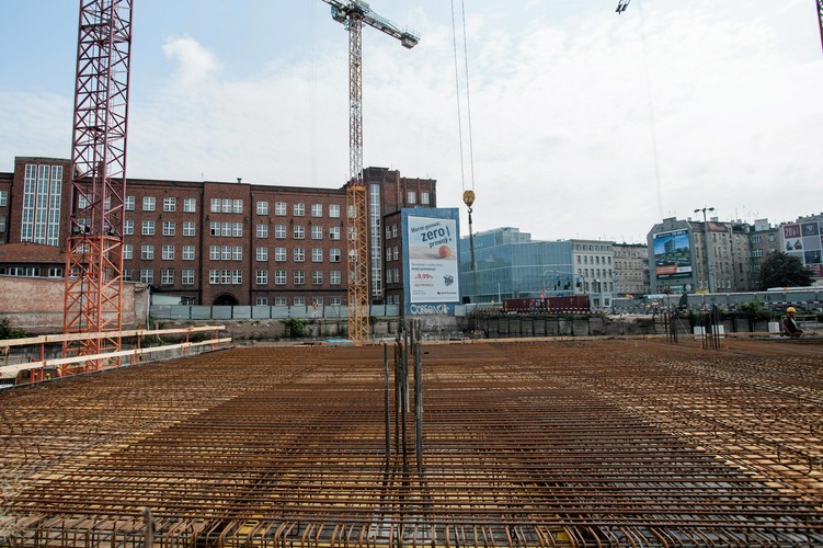 Wizjonerski koncept zakład obły kształt budynków. Do stworzenia „domu bez kantów” wykorzystany zostanie nowoczesny materiał corian.<br>Na zdjęciu plac budowy OVO Wroclaw . <br><br>fot. Kornelia Głowacka-Wolf / Agencja Gazeta