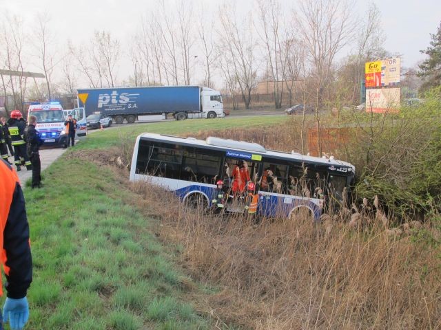 Autobus MPK wpadł do rowu