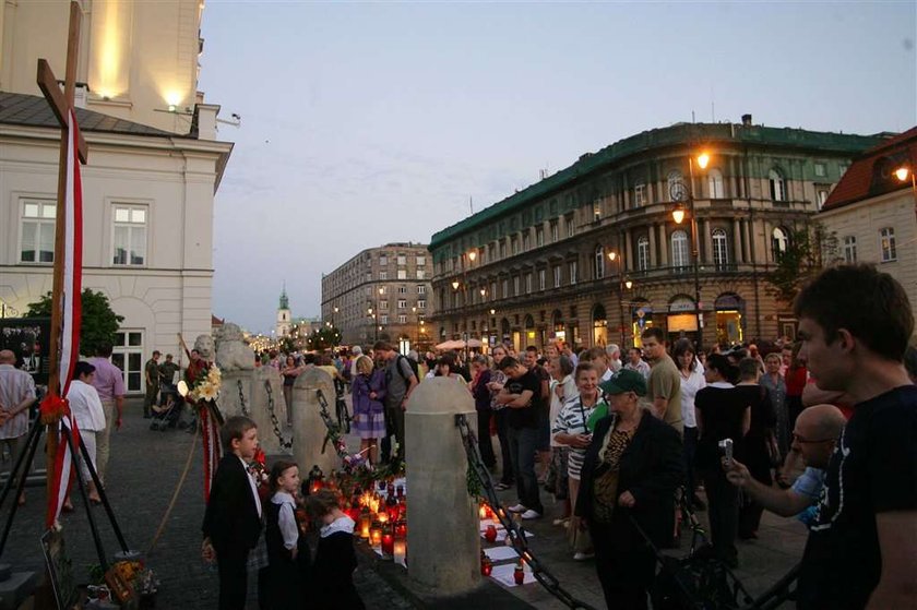 Przed Pałacem chcą zginąć za krzyż!