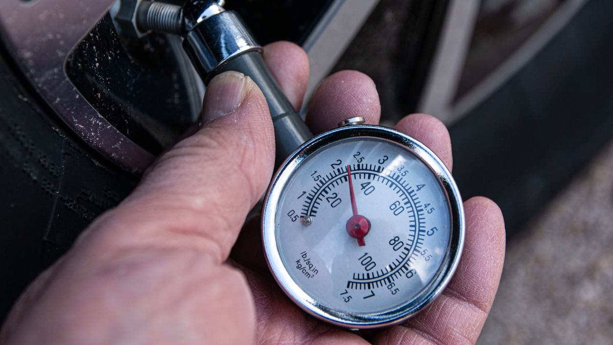 Zanedbaný tlak v pneumatikách na Slovensku vedie k predčasnému opotrebeniu a zvýšenej spotrebe paliva. Vodiči by mali venovať pozornosť stavu obutia aspoň raz za dva týždne.