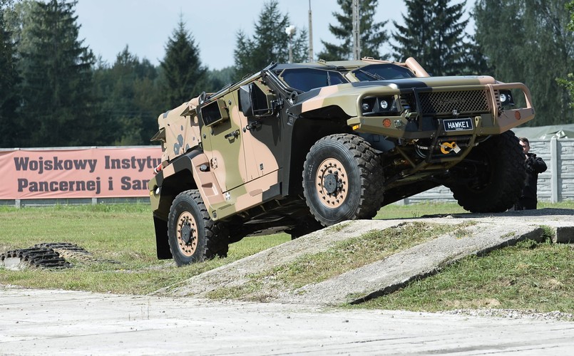 Hawkei to pojazd z ochroną balistyczną - specjalnie wzmocniony przeciwko wybuchom min, dzięki zastosowaniu dna w kształcie rozwartej litery V i pancernej kapsuły załogi, pozbawionej kanału wału napędowego. fot. <br><br> (obm/mr) PAP/Marcin Obara