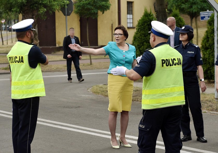 Ewa Kopacz kieruje ruchem drogowym