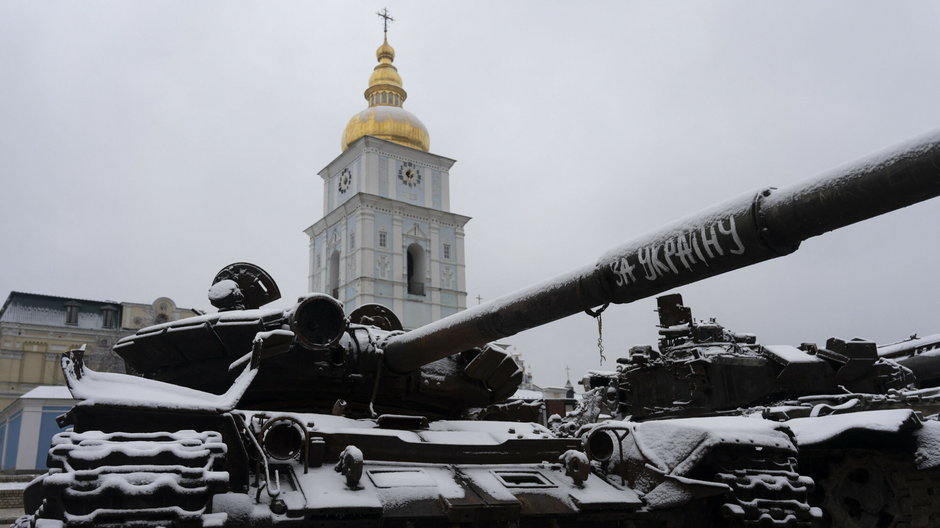 Pojazdy wojskowe pokryte śniegiem, Kijów, 17 listopada 2022 r.