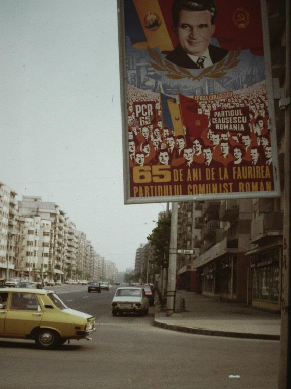 Plakat z Ceausescu na ulicy Bukaresztu, 1986 r.